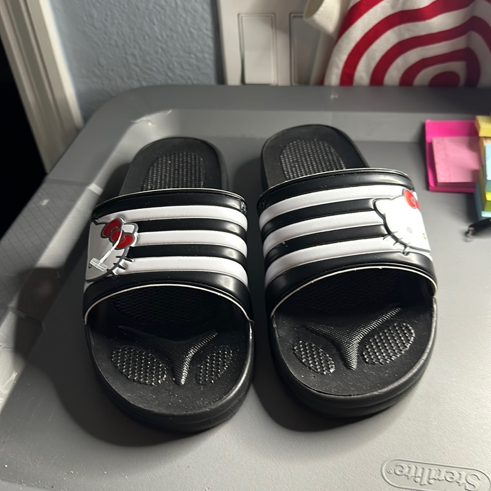 Hello kitty new ladies slides size 5 fits a women 7